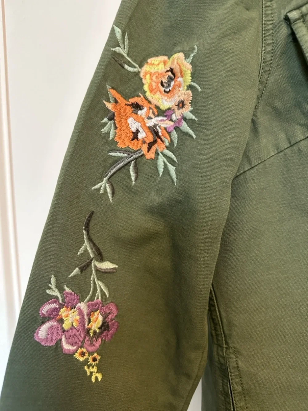 Levi’s Embroidered Flowers Military Jacket 
Size L Army Green NWOT - Picture 3 of 10